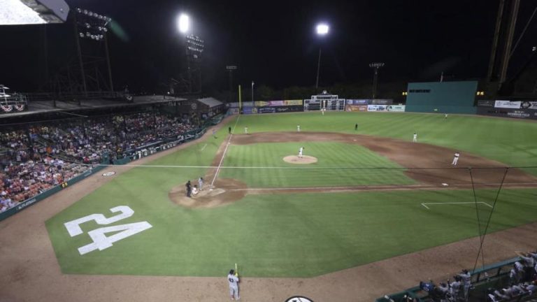 Cardenales superan a Gigantes en juego que honra a Mays y a las Ligas Negras