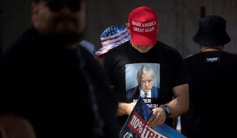 Trump toma una ventaja de 2 puntos sobre Biden: encuesta Reuters/Ipsos