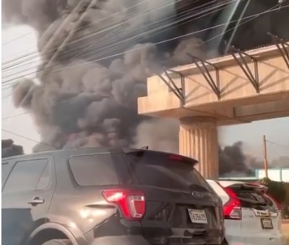 Dieciseis unidades de los bomberos tratan de sofocar incendio en la Autopista Duarte