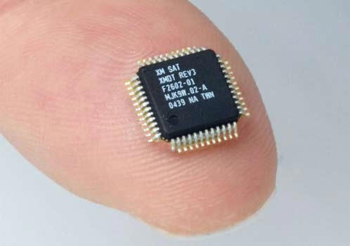 Abinader declara de alta prioridad nacional el desarrollo de semiconductores (microchips)
