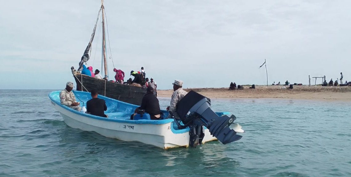 Medio Ambiente intercepta 96 haitianos en una yola en Cayo Siete Hermanos