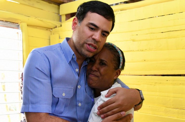 Propeep interviene decenas de viviendas que fueron dañadas por vientos e inundaciones en Hermanas Mirabal