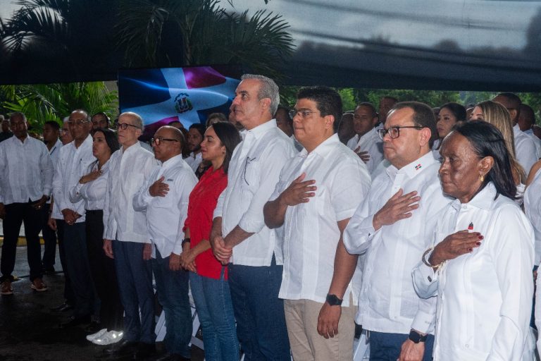 Presidente Abinader y Fellito Suberví, inauguran complejo habitacional en La Zurza