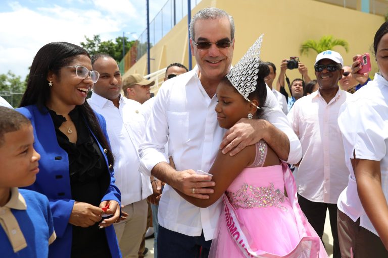 Presidente Abinader inaugura escuelas y apartamentos en la provincia Santo Domingo
