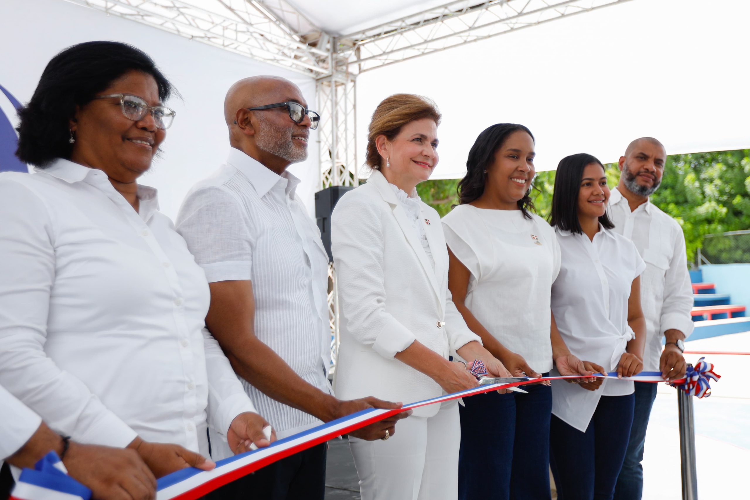 Vicepresidenta entrega obras para continuar impulsando desarrollo del Sur