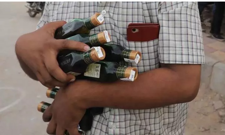 Sube a 54 el número de fallecidos por consumir alcohol adulterado en la India