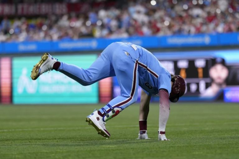 Marlins derrotan a Filis, De La Cruz remolca tres con doble y Harper se lastima en la última jugada