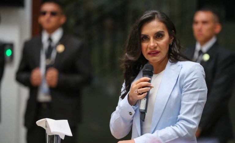 Fiscalía de Ecuador vincula a vicepresidenta en caso de corrupción que involucra a su hijo