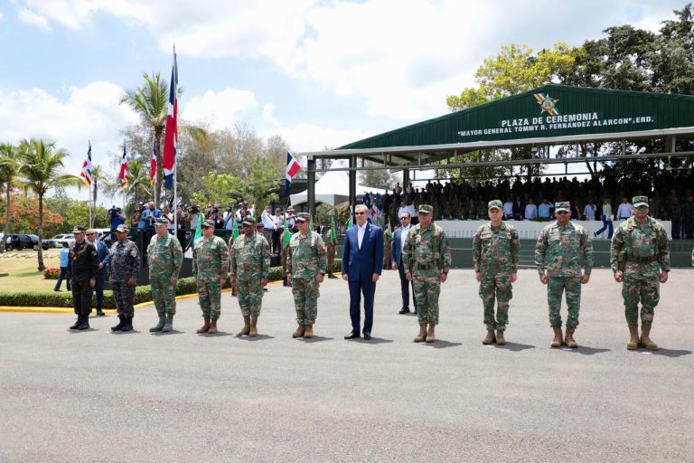 Video- Presidente Abinader entrega 44 nuevos vehículos al Ejército, que incrementan capacidad de movilidad en 1,200 soldados más a cualquier punto del país
