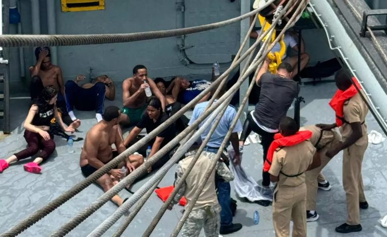 La Armada rescata 17 dominicanos que naufragaron intentando llegar ilegalmente a Puerto Rico