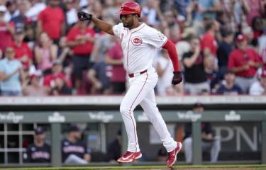 Jeimer Candelario dispara 2 vuelacercas y Rojos vencen 4-2 a Guardianes