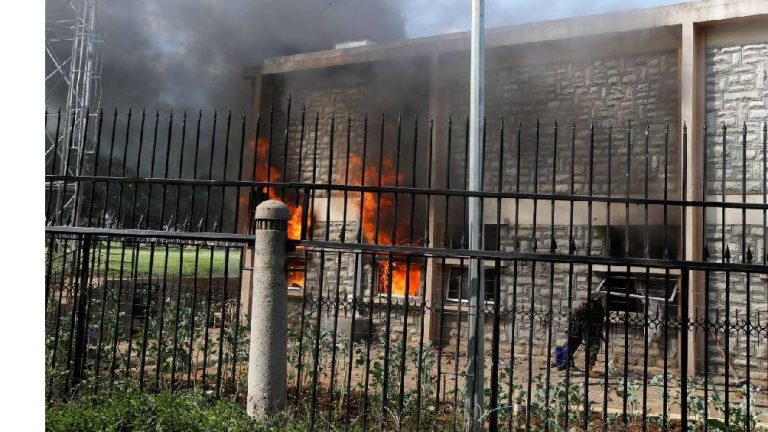 Manifestantes asaltan e incendian el Parlamento de Kenia