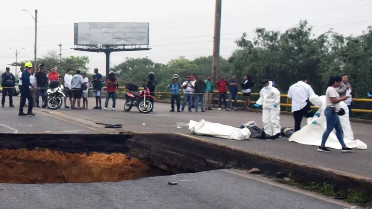 Al menos ocho muertos y seis heridos tras el desplome de un puente en Bolivia