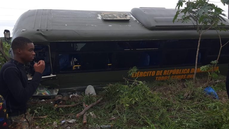 Más de ocho miembros del Ejército heridos en accidente de tránsito en tramo carretero Azua-San Juan