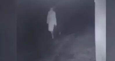 Parece un fantasma: Aparición de mujer vestida de blanco causa pánico en Azua