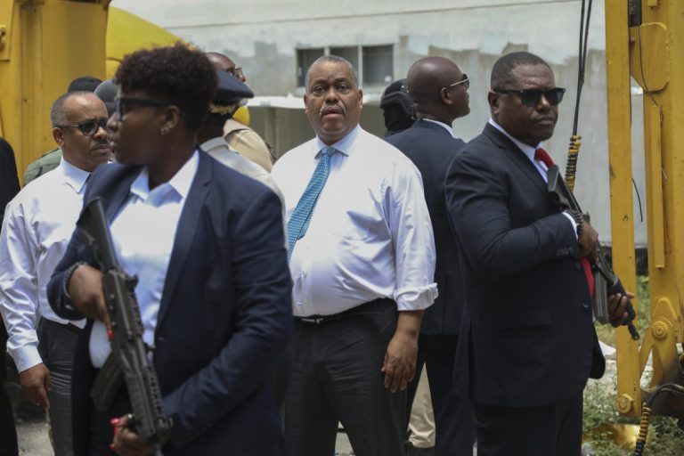 Bandas armadas atacan la caravana del primer ministro haitiano en su visita a un hospital
