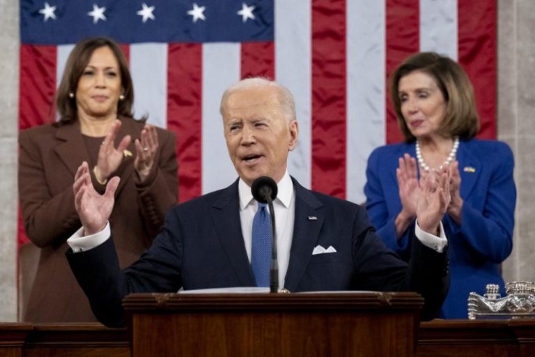 Nancy Pelosi dice a congresistas que Joe Biden podría ser convencido pronto de dejar su candidatura