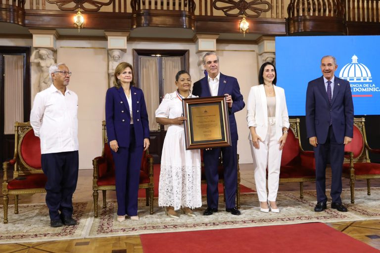 Presidente Abinader entrega Premio a la Excelencia Magisterial 2024 a cinco docentes por trayectoria de servicio