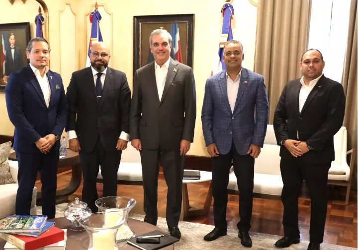 Presidente Abinader se reúne con directivos de la Asociación de Movilidad Eléctrica