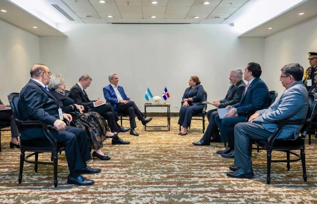 Presidente Abinader se reúne con la presidenta de Honduras