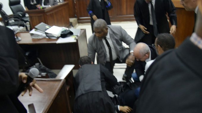 Aplazan audiencia tras desmayo de abogado de Fernando Rosa