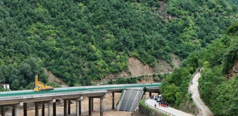 El hundimiento de un puente en China deja 12 muertos y más de 30 desaparecidos