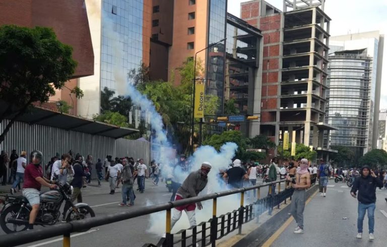 Ascienden a 2,229 detenidos en protestas de Venezuela, según Maduro