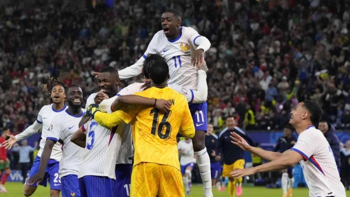 FRANCIA VENCE POR PENALES