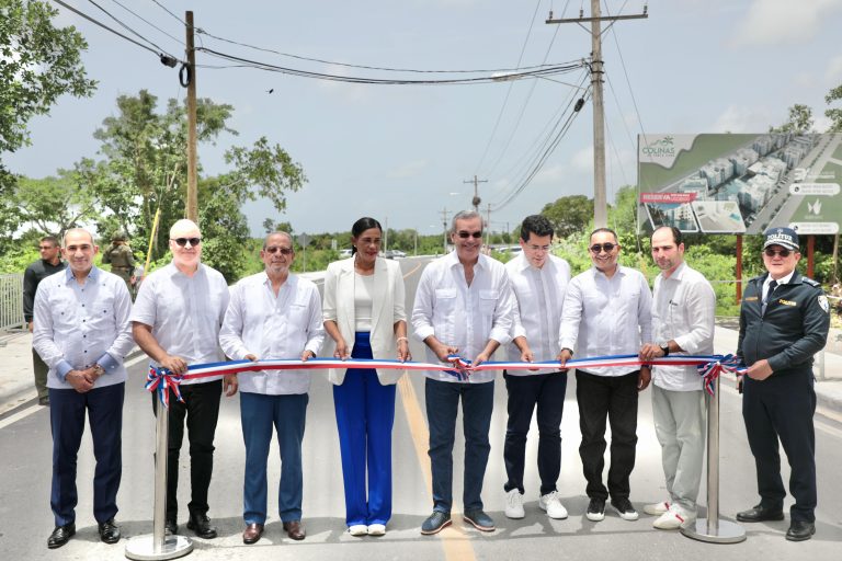Abinader inaugura carretera, un puente y deja iniciados los trabajos del centro correccional preventivo en La Altagracia