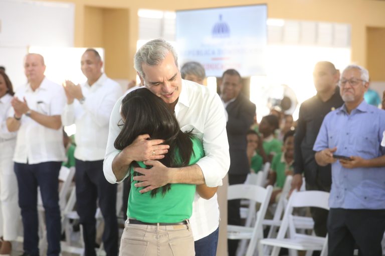 Abinader inaugura en San Pedro de Macorís un liceo, un puente peatonal, un muro, una fortaleza y el asfaltado de calles