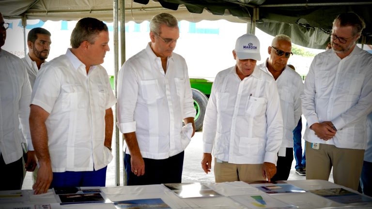 Abinader inaugura muelle auxiliar y deja iniciados trabajos para proyectos energéticos en Manzanillo, Montecristi