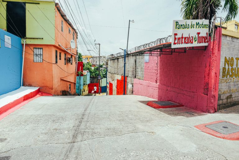 Presidente Luis Abinader y Fellito Suberví inauguran el remozamiento de la cañada El Túnel, en Capotillo