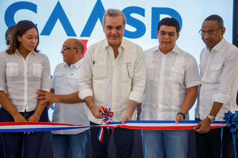 Presidente Abinader inaugura un liceo, dos estancias infantiles, un polideportivo y una cañada en el Gran Santo Domingo