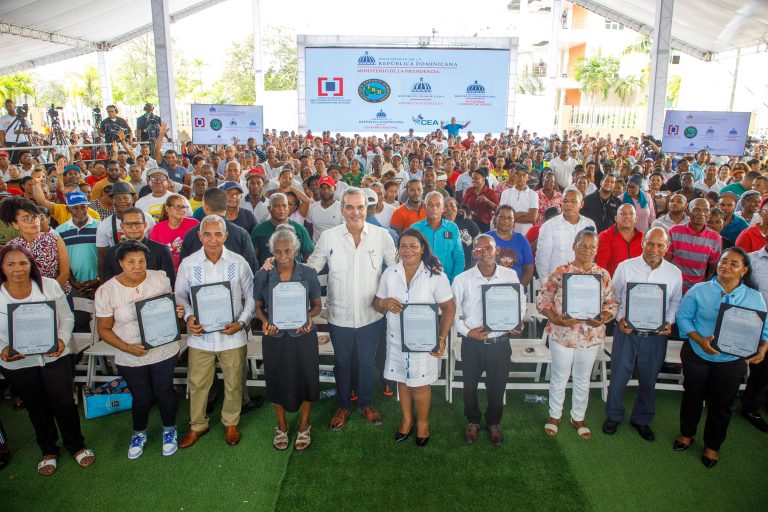 *Presidente Abinader promete entregar 300 mil nuevos títulos en próximos 4 años