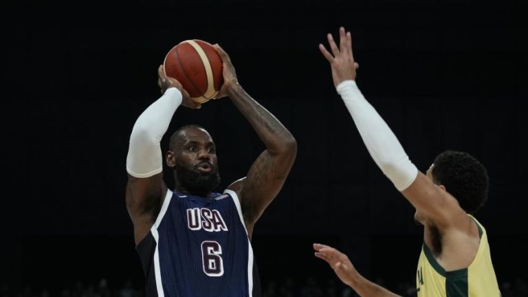 LeBron James, a sus 39 años, sigue siendo el centro de atención de USA Basketball en París