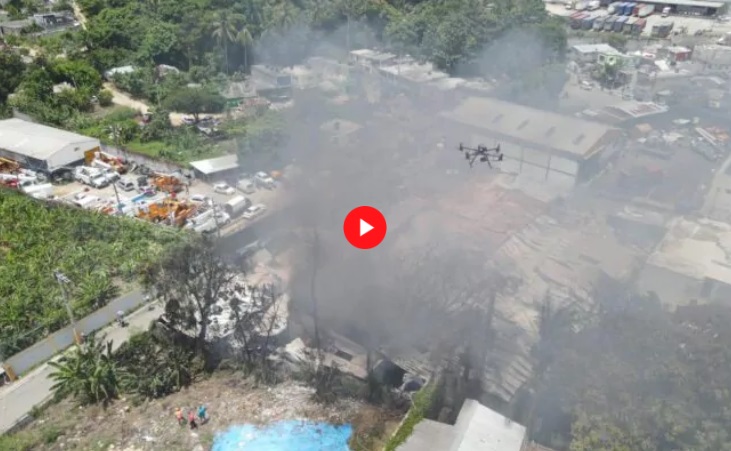 Una persona afectada por incendio en Mundo Fibras; 911 coordina 8 camiones de bomberos y otros equipos para sofocar las llamas