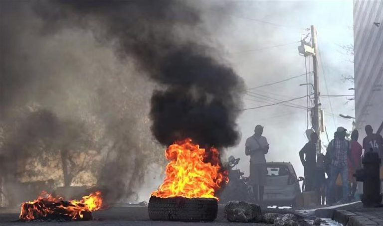 Pandillas siguen asaltando y quemando estaciones de policías