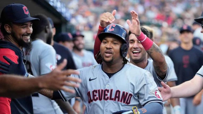 Par de jonrones de Ramírez ayudan a los líderes Guardianes a vencer a Tigres