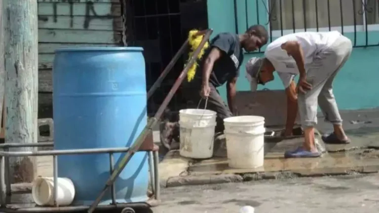 Al menos 146 mil clientes están sin agua tras paso de Beryl, según el Coe