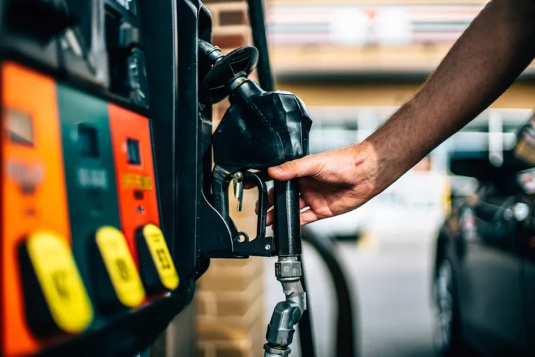 Gobierno rebaja precios de cuatro combustibles entre 5 y 6 pesos