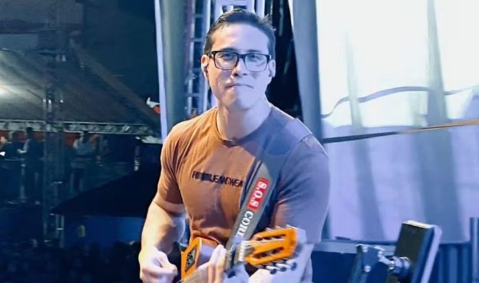 cantante brasileño Ayres Sasaki