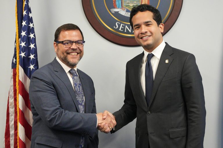 Senador de NY y Omar Fernández acuerdan promoción de negocios dominicanos en metrópoli estadounidense