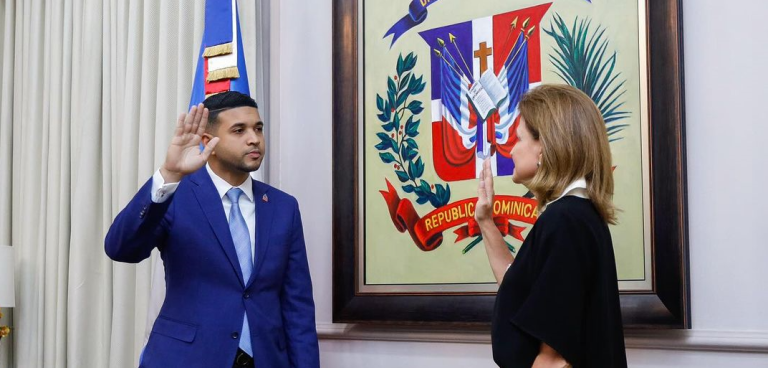 Vicepresidenta juramenta nuevos ministros de Administración Pública y de la Juventud