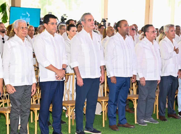 El presidente Abinader inaugura el despegue  de Punta Bergantín con el primer picazo del hotel Hyatt Zilara