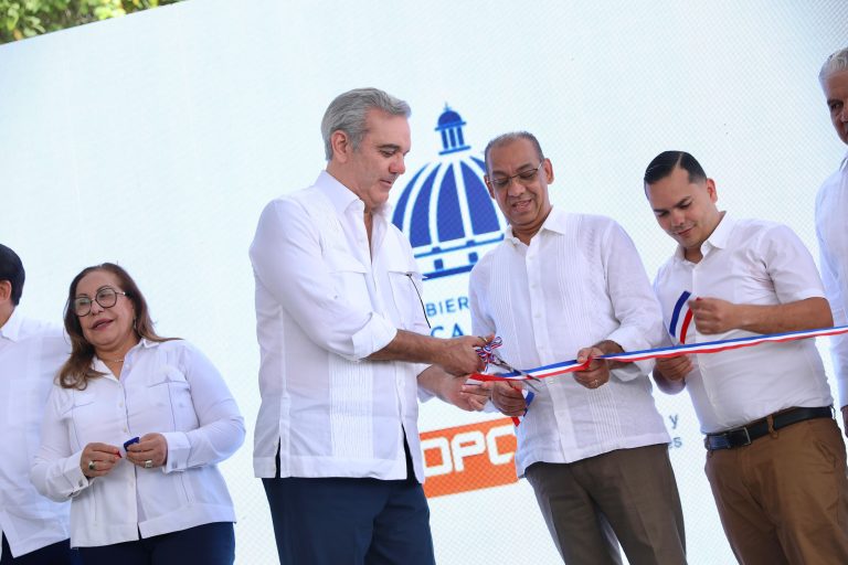 Presidente Abinader inaugura carretera Juan Veras-Las Yayitas