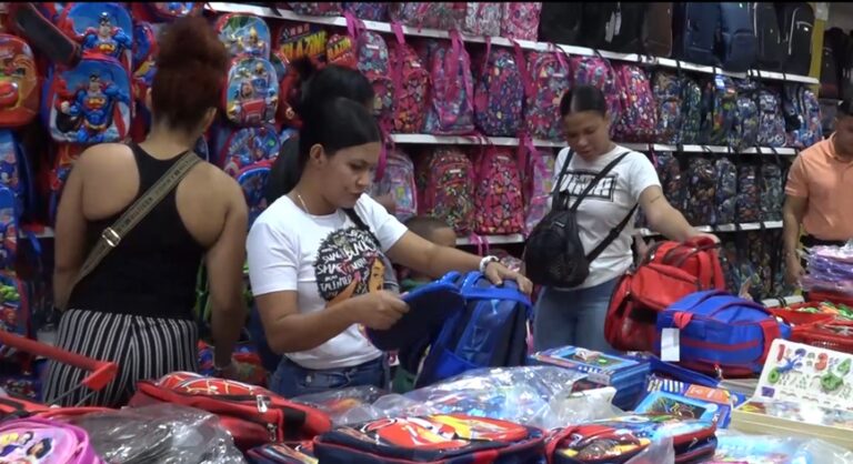 Madres asisten a tiendas en busca de útiles escolares para sus hijos