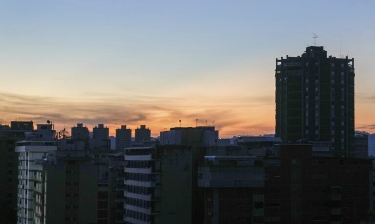 Caracas sufre un gran apagón que el gobierno de Maduro atribuye a un “sabotaje”