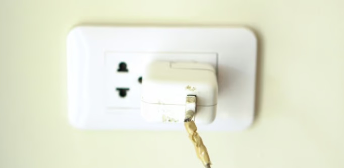 Dejar el cargador del celular conectado sin usar podría ocasionar un incendio en casa