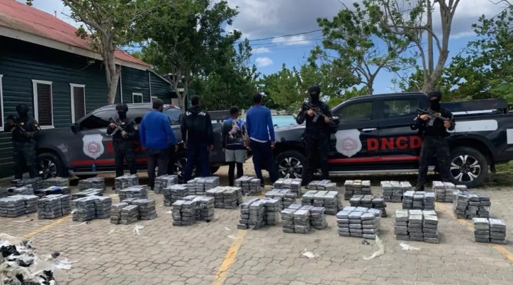 DNCD atrapa lancha con cuatro hombres a bordo; cargaban más de una tonelada presumiblemente cocaína