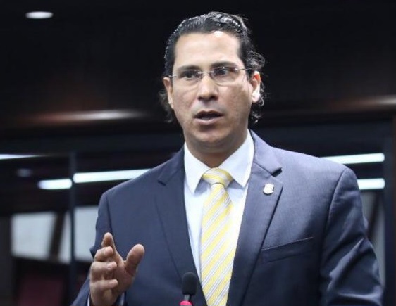 Diputado de la Fuerza del Pueblo denuncia que dejan morir a paciente por indolencia y negligencia en Santiago